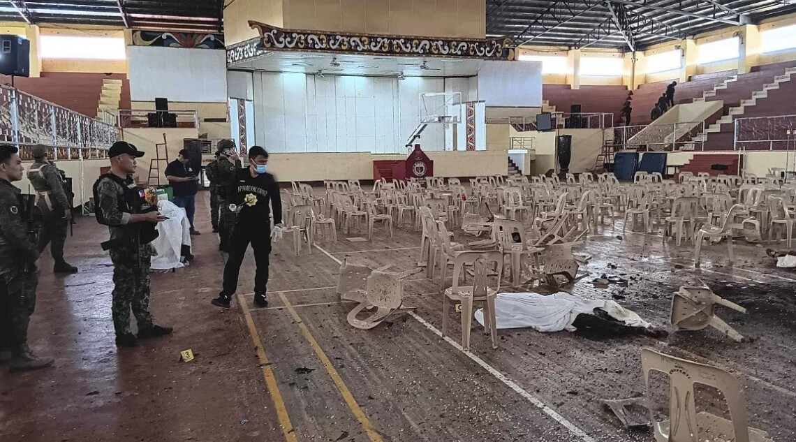 У місті Мараві на півдні Філіппін внаслідок вибуху під час проведення католицької меси в Університеті Мінданао щонайменше чотири особи загинули. Відповідальність взяли він бойовики ІДІЛ.