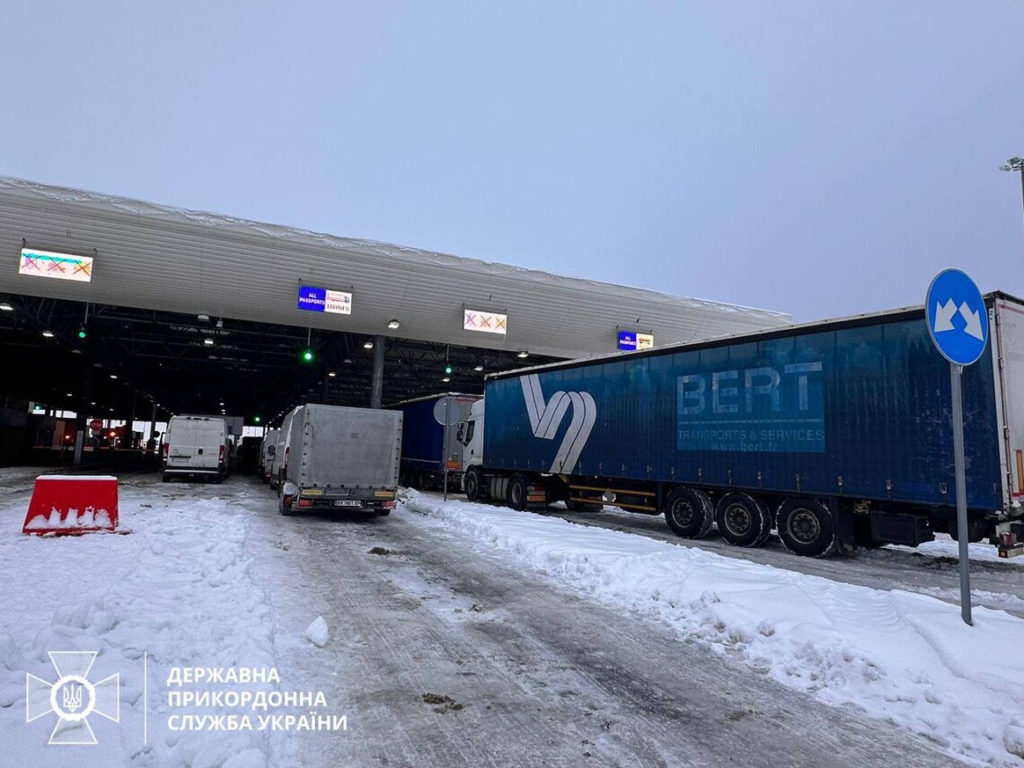 На КПП Угринів-Долгобичув на українсько-польському кордоні сьогодні розпочалося оформлення великовагових вантажівок.