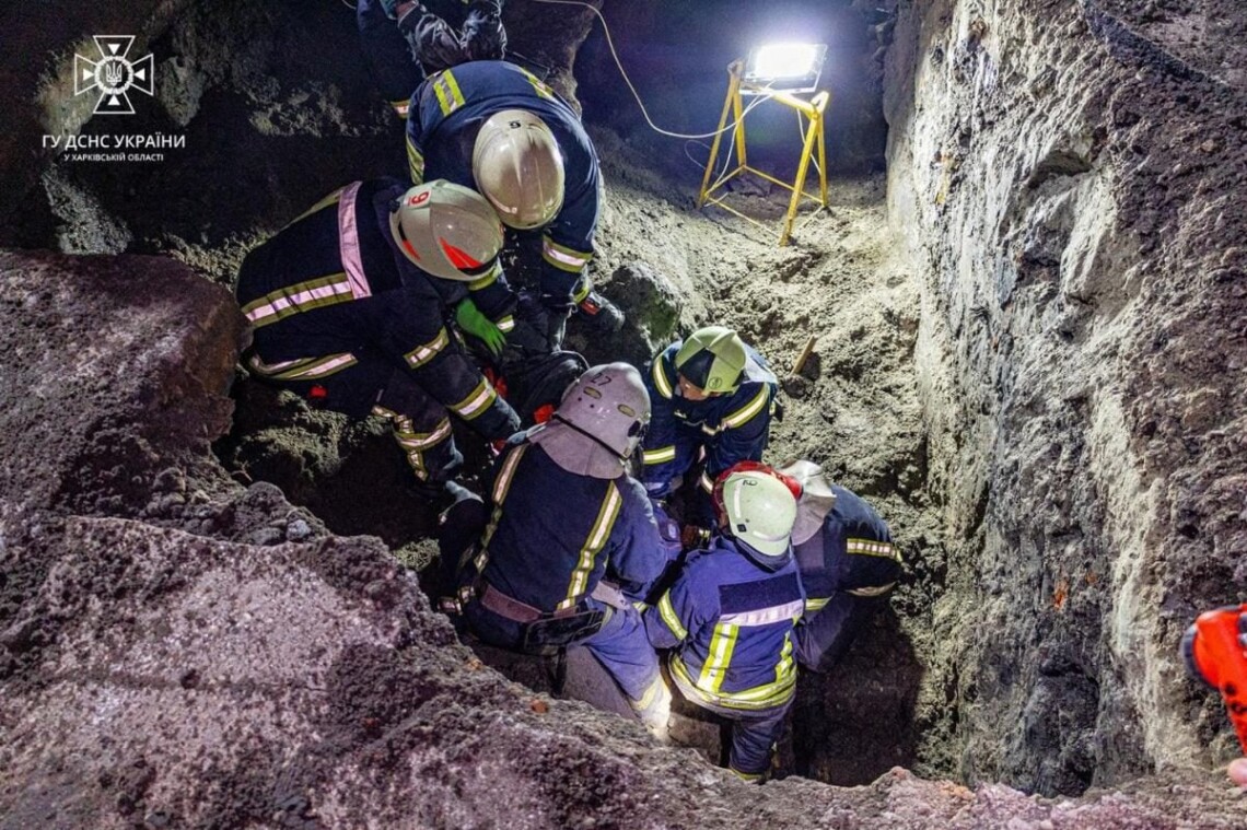 Двоє працівників газової служби опинилися під шаром землі внаслідок зсуву ґрунту під час аварійних робіт у Харкові.