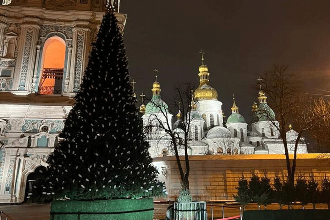 В Киеве к вечеру 5 декабря украсили главную елку страны и зажгли праздничные огни. Завтра состоится официальное открытие.