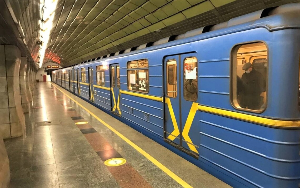 В Киеве на полгода закрывают движение поездов между станциями метро Демеевская и Теремки – для срочного ремонта перегонного тоннеля. Будут организованы дублирующие маршруты наземного транспорта.