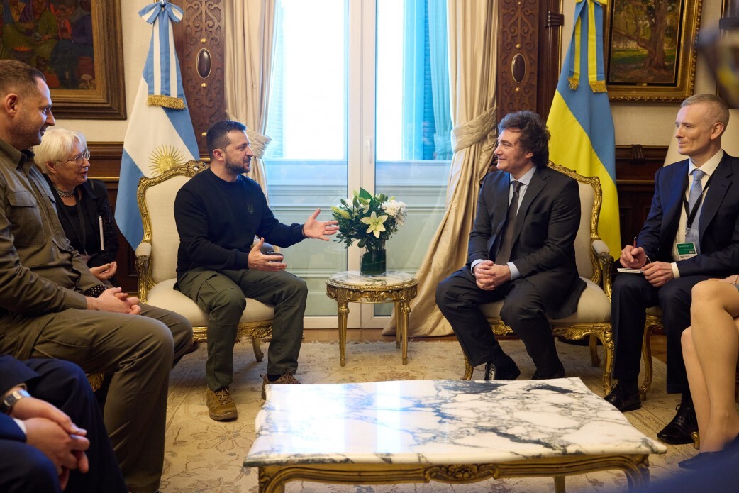 Президент Владимир Зеленский 10 декабря провел встречу с новоизбранным президентом Аргентины Хавьером Милеем в Буэнос-Айресе.