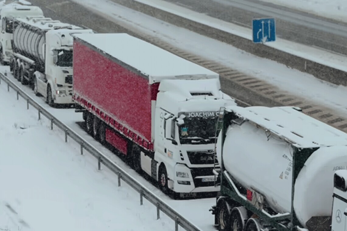 Словацькі далекобійники із UNAS заблокували пропускний пункт Вишнє-Нємецьке. Вантажівки з України не випускають.
