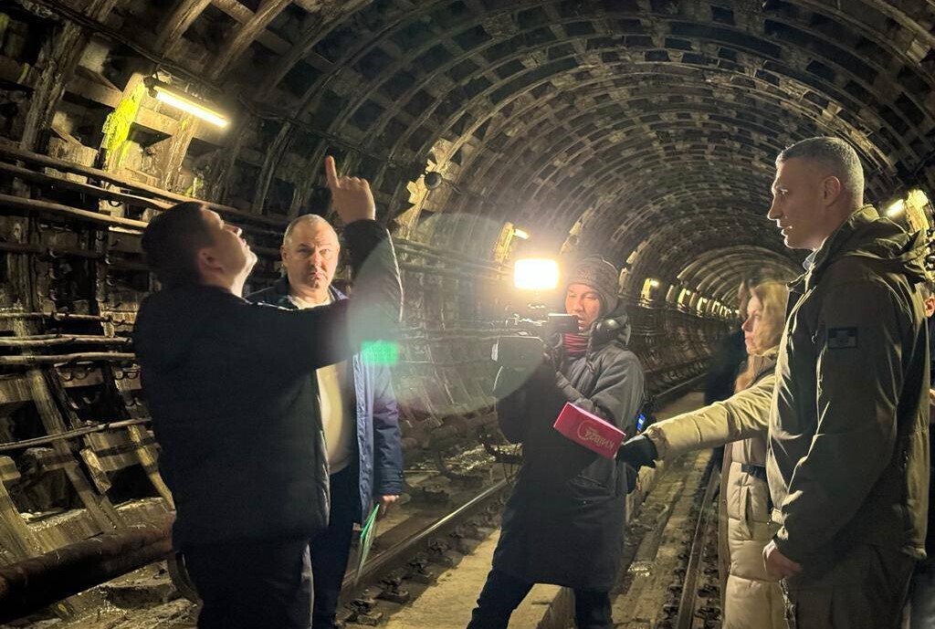 Наразі ремонтники вивчають усі сценарії. Закриті станції на синій гілці метро в Києві можуть відкрити як раніше, так і пізніше.
