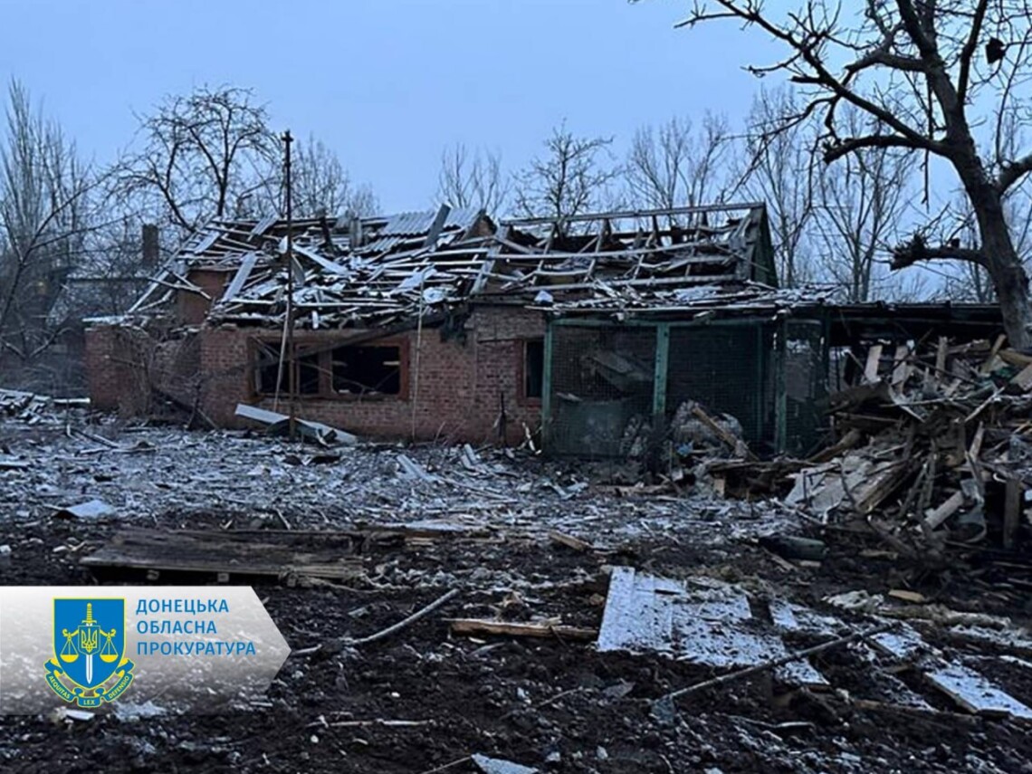 Війська країни-окупанта в неділю, 24 грудня, обстріляли прифронтові Очеретине та Нью-Йорк у Донецькій області. Поранено трьох людей, також є руйнування