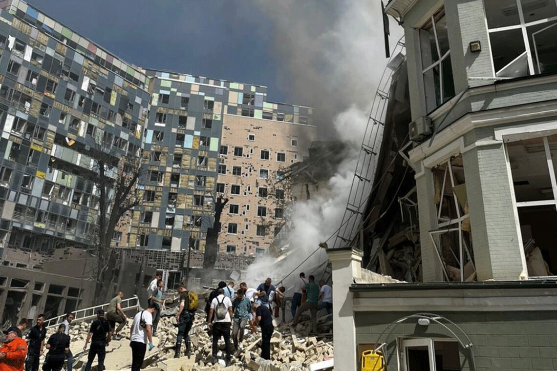 Атака на Київ Охматдит - люди розбирають завали лікарні після ракетного  удару росіян » Слово і Діло