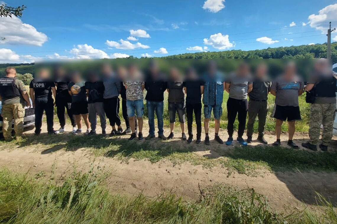 Прикордонники затримали 17 військовозобов'язаних чоловіків, які намагалися втекти з України до Молдови.