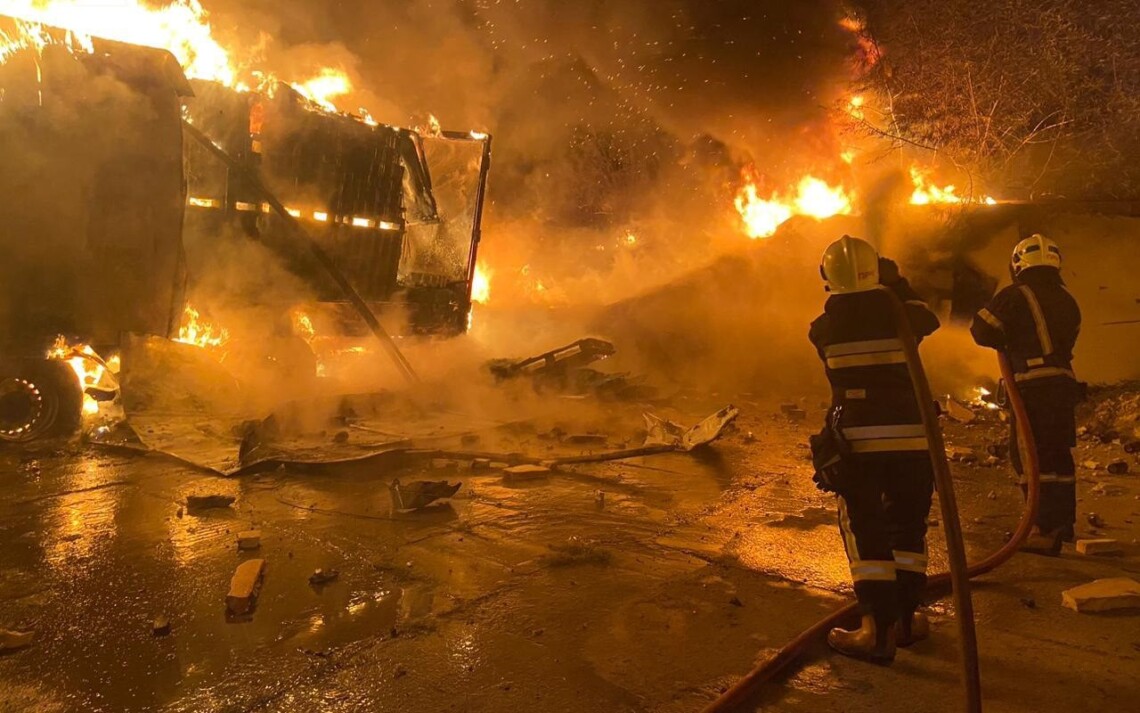 Атака дронів: з'явилося фото пожежі у промисловій зоні під Львовом