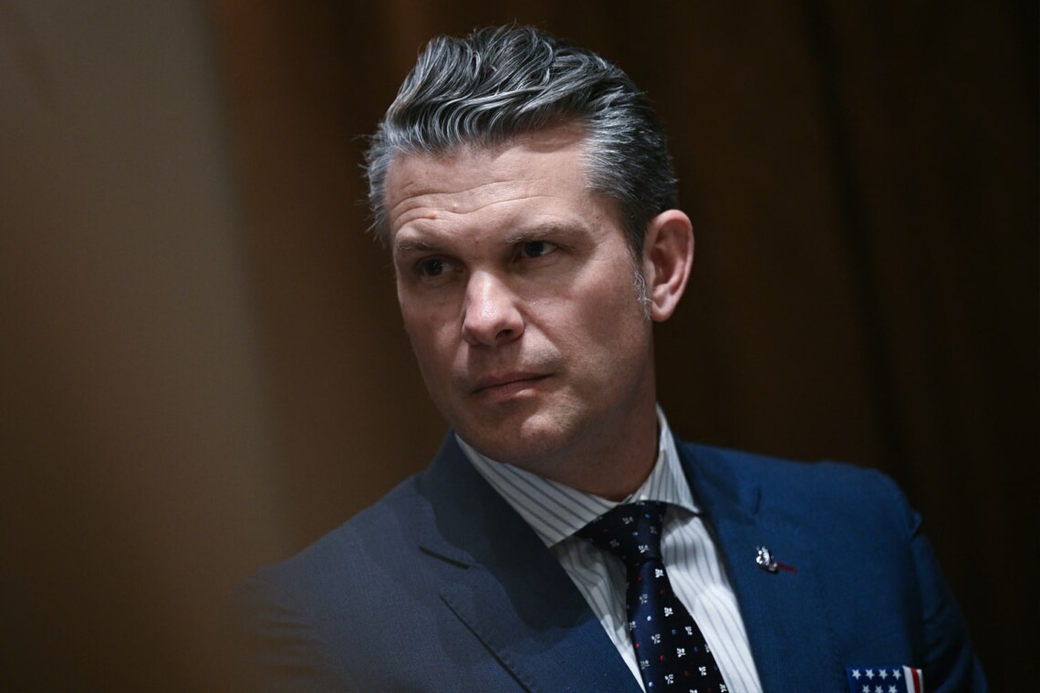 Гегсет у лютому наказував призупинити допомогу Україні без відома Білого дому – Reuters