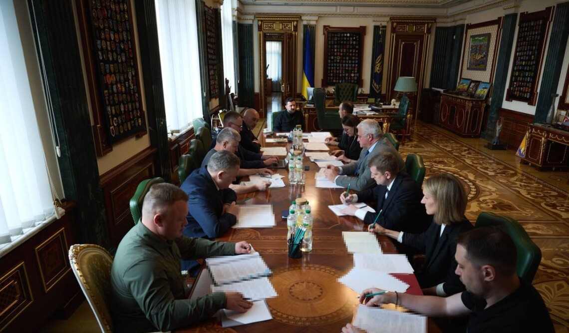 «Погодили конкретні рішення»: Зеленський провів нараду щодо санкцій проти росії