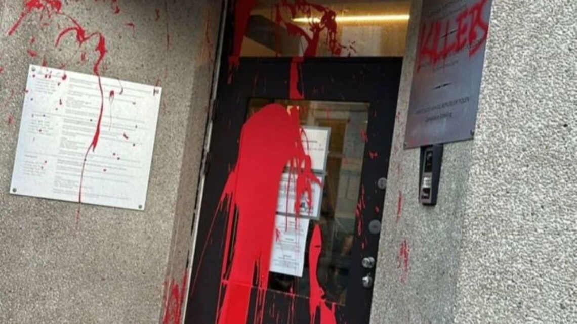 У Брюсселі консульство Польщі облили червоною фарбою, Сікорський відреагував