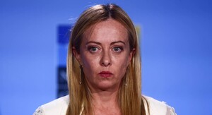 Посланець Макрона таємно зустрівся у Москві з Ушаковим – Bloomberg