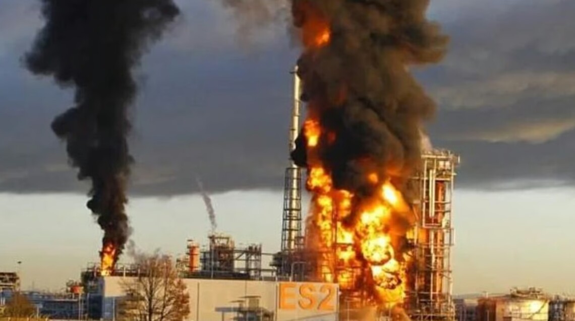 Російський НПЗ у Кіришах зупинив роботу після атаки дронів – Reuters