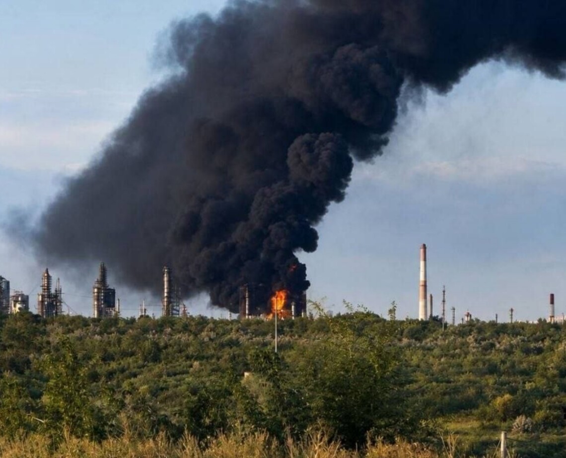 У Самарській області рф горить НПЗ після атаки дронів