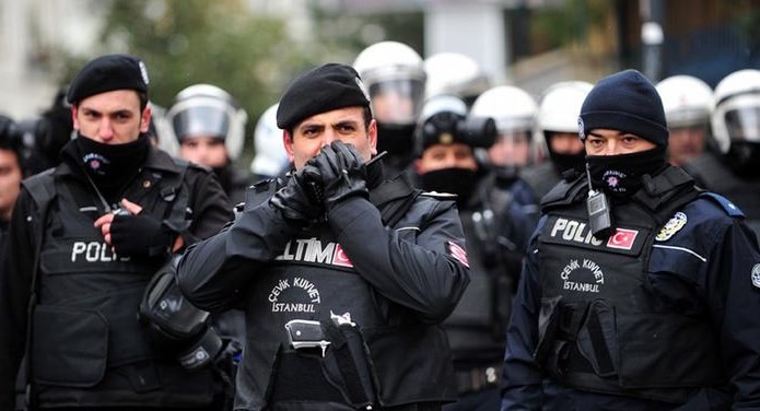 Влада Туреччини звільнить 2 тисячі поліцейських. Також планується звільнити сотні військових та закрити телекомунікаційні компанії.