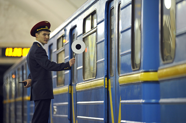 На червоній гілці київського метрополітену додатково курсуватимуть 126 поїздів, на синій – 100, на зеленій – 16.