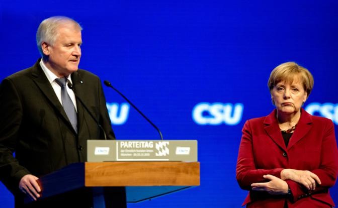 Глава ХСС, прем'єр-міністр Баварії Хорст Зеехофер зажадав від канцлера ФРН Ангели Меркель зміни політичного курсу країни. Він закликав Ангелу Меркель сконцентруватися на внутрішній політиці.