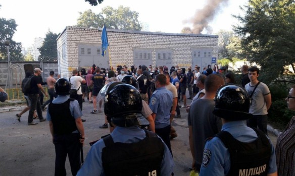 Представники громадянського корпусу Азов штурмують будівництво у Святошинському провулку в Києві. У результаті сутичок є потерпілі.