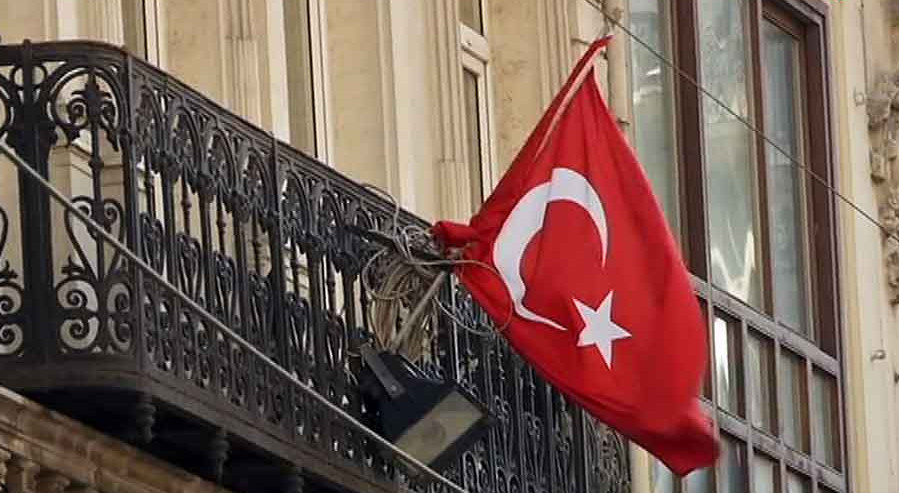 Через відсторонення 28 обраних мерів у Туреччині відбулися зіткнення. Мерів усунули в рамках закону про надзвичайний стан, який ухвалили після спроби військового перевороту в країні.