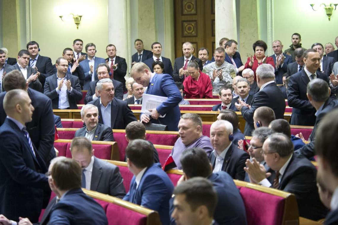 Як українські політики виконували власні обіцянки щодо змін до Конституції в частині децентралізації.