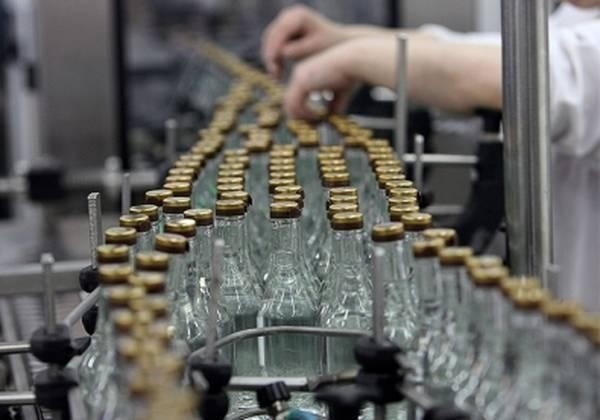 Правоохоронці встановили канал надходження на Харківщину метанолу для виготовлення сурогатного алкоголю, внаслідок вживання якого померли 38 осіб.