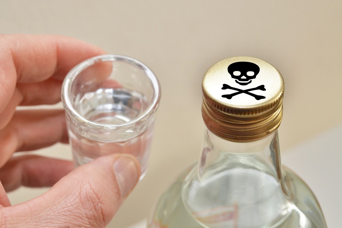 Державна служба з питань безпеки харчових продуктів і захисту споживачів повідомила про 55 випадків смертей від отруєння сурогатним алкоголем.