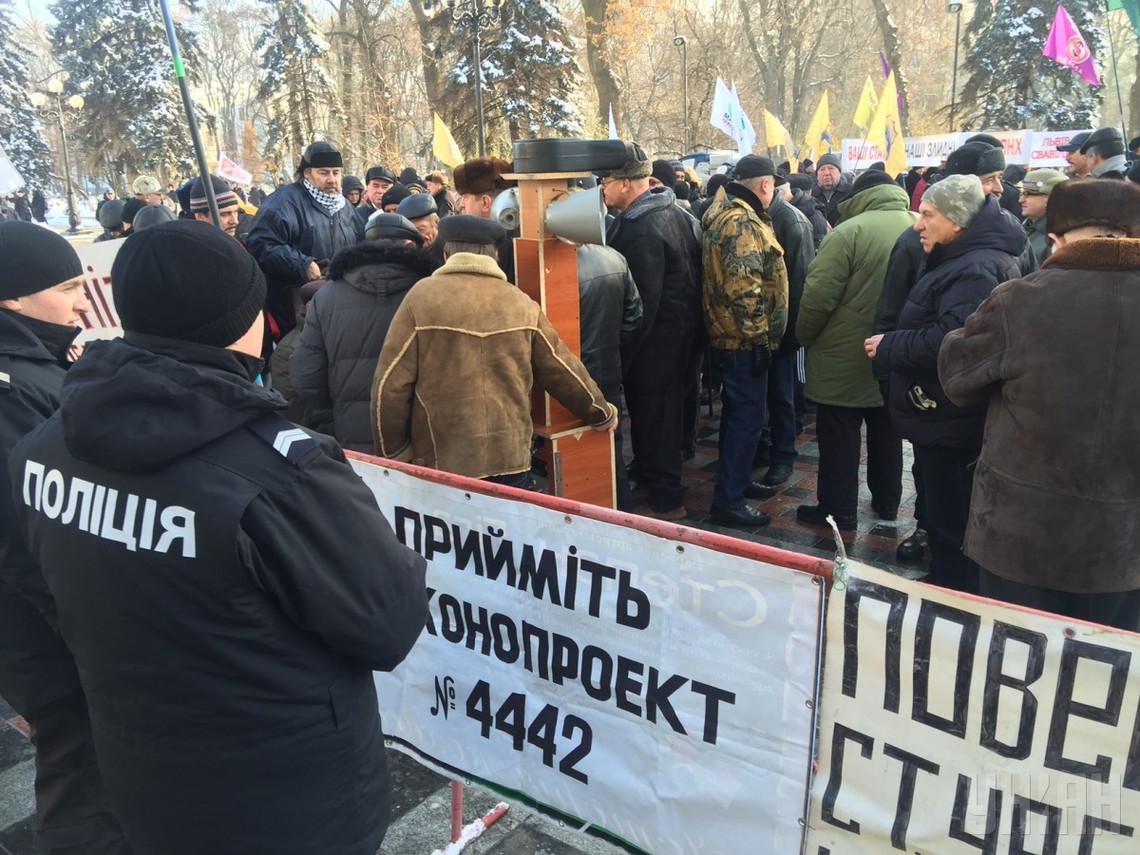 Близько двох тисяч людей беруть участь у мітингах, які проходять під Національним банком України та Верховною Радою.