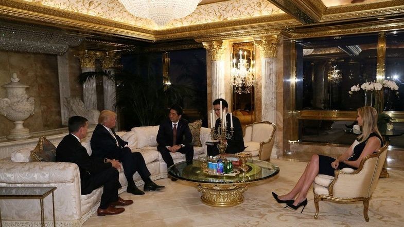 Трамп провел первую личную встречу с действующим иностранным лидером. Синдзо Абэ заявил, что Трампу можно доверять.