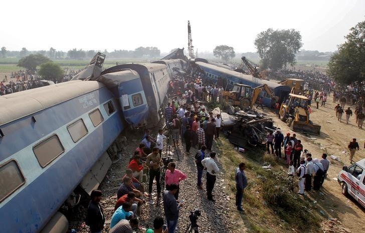Унаслідок сходження з рейок залізничного складу в Індії загинули щонайменше 107 осіб, поранены не менше 150.