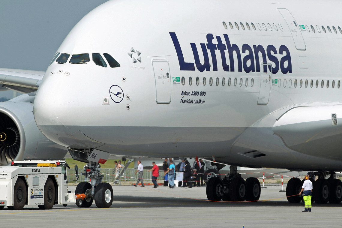 Льотчики авіакомпанії Deutsche Lufthansa AG продовжили страйк ще на один день – до вечора четверга. Про це повідомила німецька профспілка пілотів Cockpit.