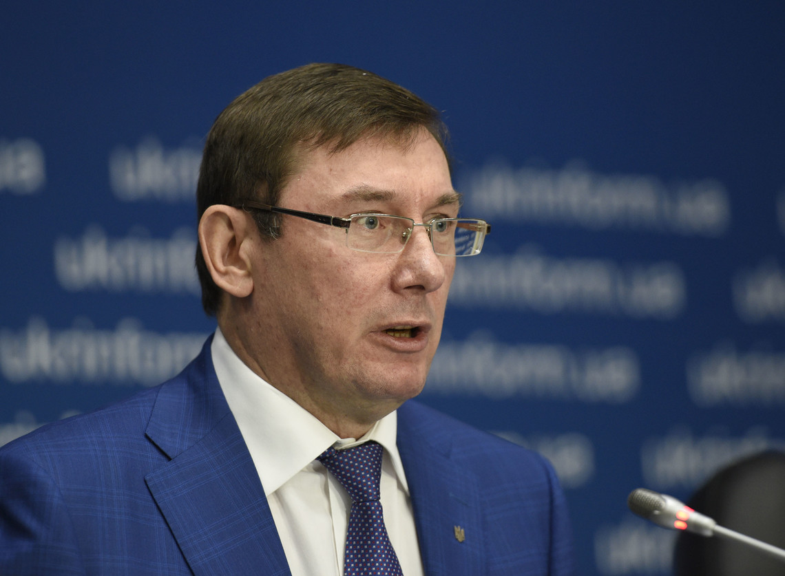 Генпрокурор Юрій Луценко по відеоконференції офіційно сповістив в усній формі колишнього главу української держави Віктора Януковича про підозру.