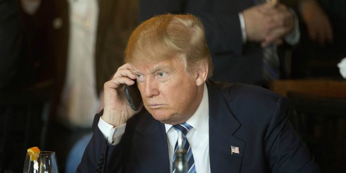 Президент США Дональд Трамп провів телефонну розмову з генеральним секретарем НАТО Єнсом Столтенбергом.