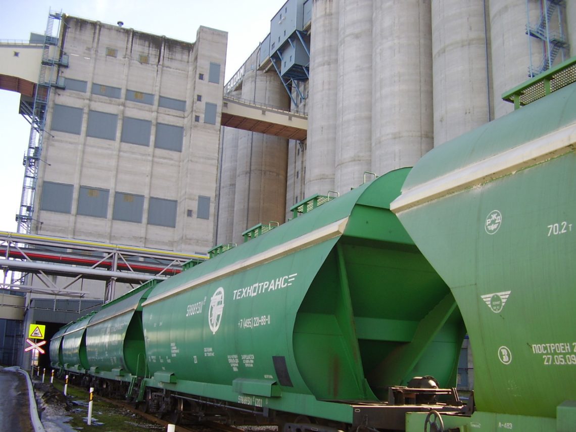 У 2016 році виробники зерна зіткнулися з гострим дефіцитом зерновозів, заявки на відвантаження перевищували кількість вагонів, через що почалися проблеми в експорті продукції.