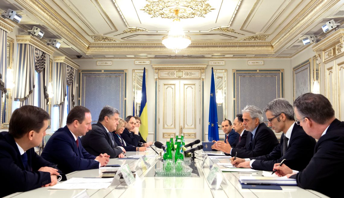 Глава української держави Петро Порошенко закликав посилити антиросійські санкції через останній указ Путіна.
