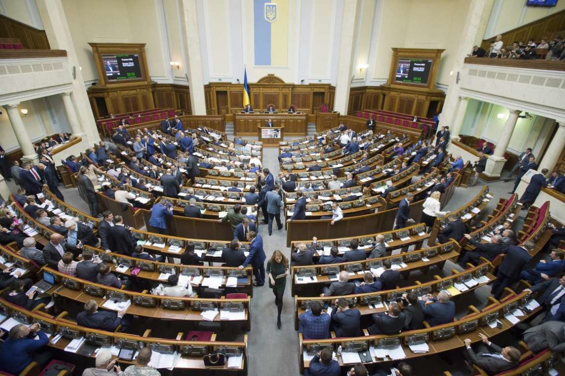 Сьогодні, 21 лютого, Верховна Рада ухвалила закон про декомунізацію місцевих держадміністрацій. За зміни проголосували 235 депутатів.