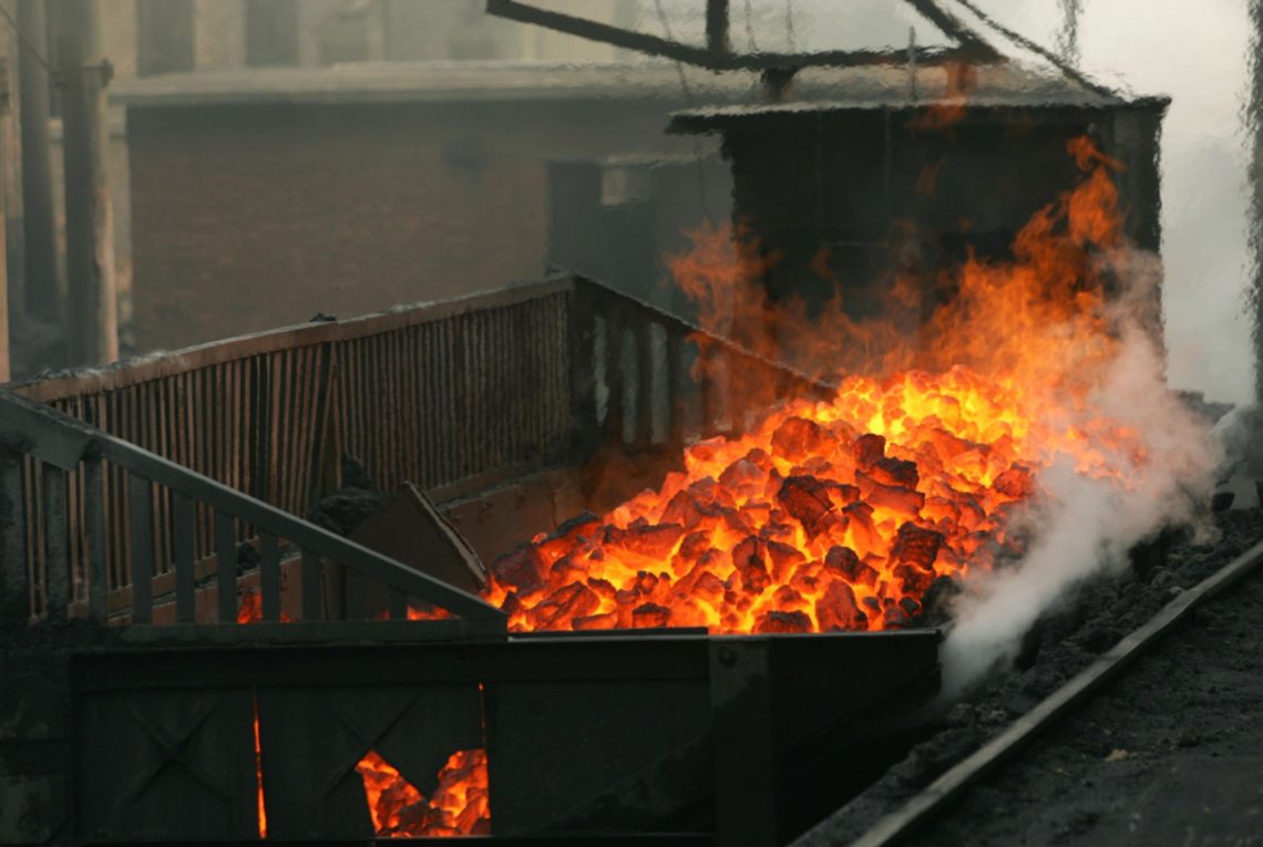 Розрахуватися з Росією за поставлене вугілля металургійні підприємства не зможуть, оскільки вони, як і раніше, контролюються українськими олігархами, тому всі розрахунки проходять через Київ.