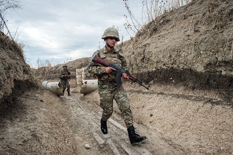 Військові відомства Азербайджану і Вірменії заявили про зіткнення в зоні нагірно-карабаського конфлікту, обидві сторони зазнали втрат.