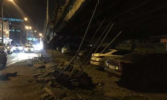 Сьогодні, 27 лютого, в Києві біля метро Шулявська обвалилася частина аварійного моста на Шулявському шляхопроводі.
