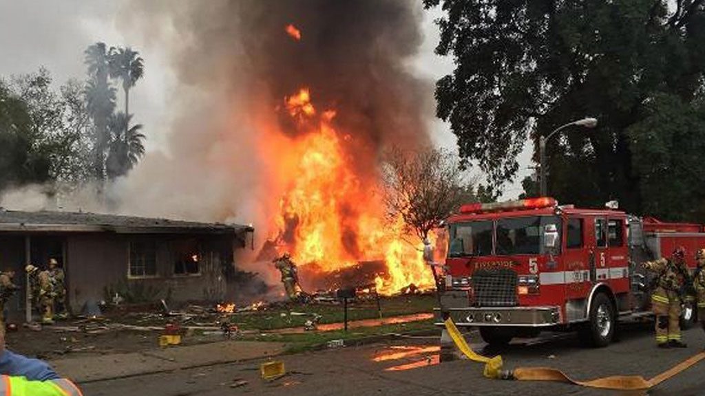 В американском городе Риверсайд, штат Калифорния, легкомоторный самолет упал на жилые дома, четыре человека погибли.