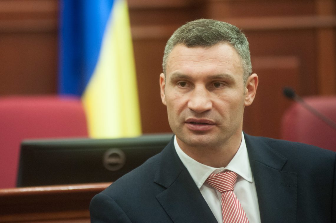 У зв'язку з обваленням Шулявського шляхопроводу київський міський голова Віталій Кличко вирішив звільнити кілька чиновників.