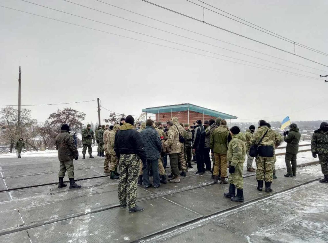 У Головному управлінні Нацполіції в Донецькій області підтвердили напад невідомих на активістів блокади Донбасу.