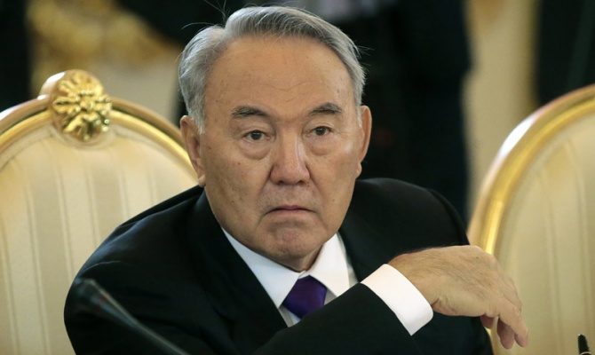 Парламент Казахстана принял поправки в Конституцию, которыми взял на себя часть полномочий президента Нурсултана Назарбаева.