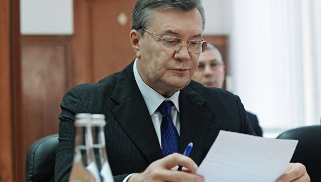 Захисники Віктора Януковича погрожують співробітникам Генпрокуратури України судом за їхню відмову допитувати екс-президента на території РФ.