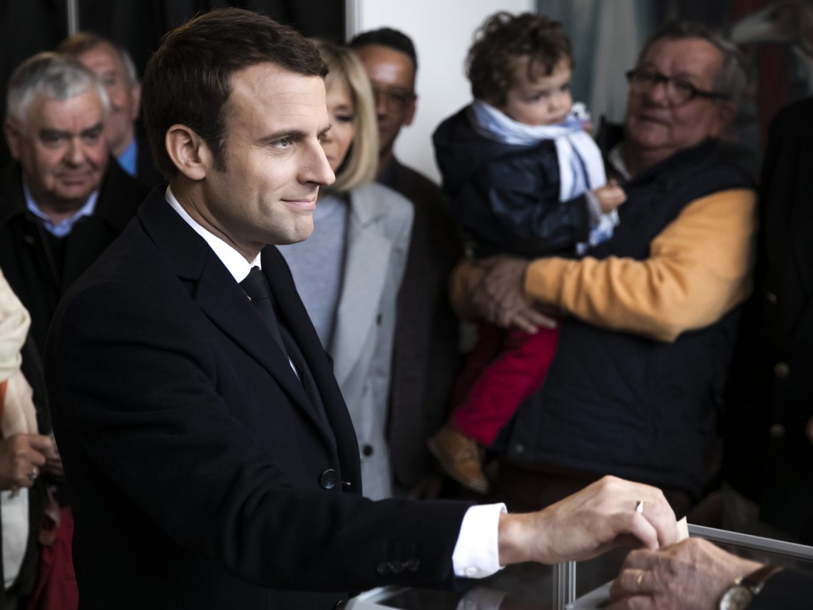 Користувачі соціальних мереж пораділи перемозі кандидата в президенти Франції Еммануеля Макрона в першому турі.