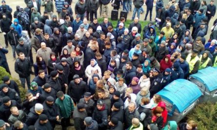 В Тернополе протестующие в масках не пустили в здание горсовета депутатов, в результате чего сессия не состоялась.