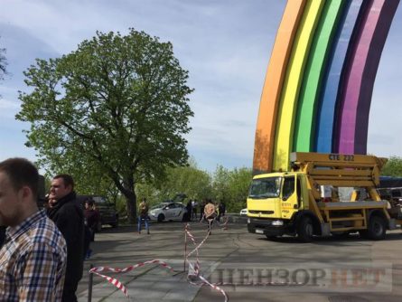 Сегодня в Киеве заблокировали плановую раскраску арки Дружбы народов в цвета радуги. Работы приостановлены до завтра.