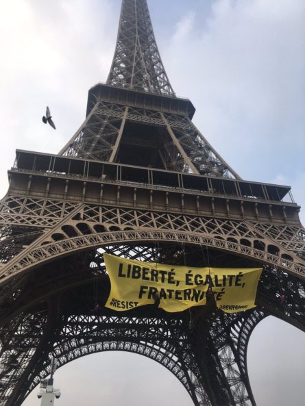 У Парижі на Ейфелевій вежі активісти екологічного руху Greenpeace розгорнули банер, який критикує партію Національний фронт.