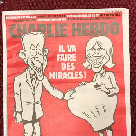 На новой карикатуре избранный президент стоит рядом со своей супругой, 64-летней Брижит, которую художники изобразили беременной.