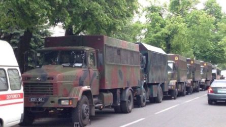 Активісти розпочали пікет під будівлею МВС в Києві. Люди вимагають відправити міністра Авакова у відставку.