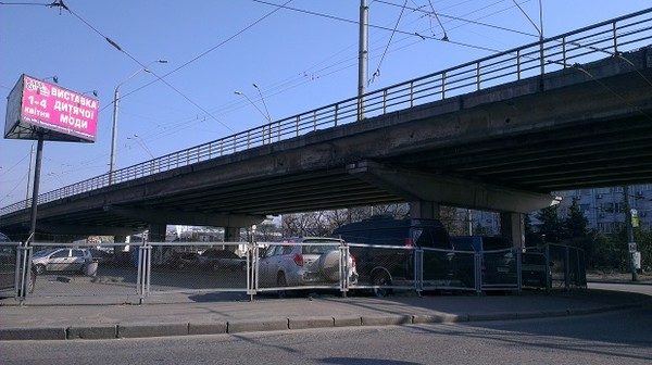 С 16 мая ограничат движение транспорта на путепроводе возле станции метро Нивки в направлении центра столицы.